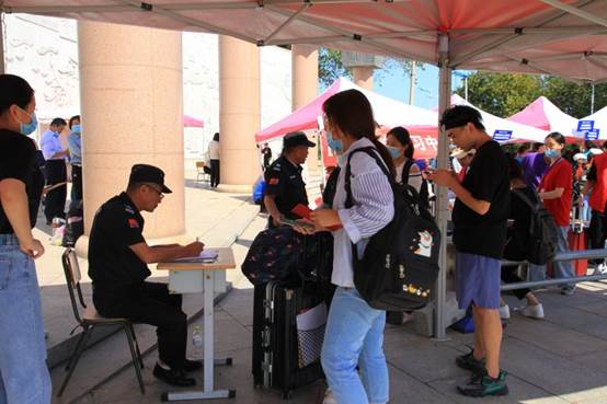 说明:E:\HYUNDAI (H)\2020\保卫处工作\迎新及开学典礼、消防演练\迎新2.jpg