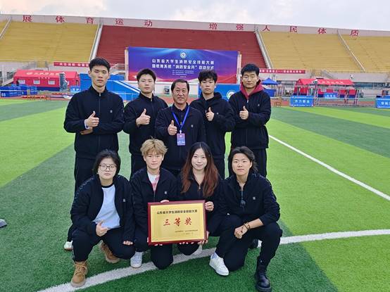 说明:D:\HYUNDAI (H)\2025\安全会议及检查\11.4-8消防安全技能大赛\赛事过程\相关照片\全体人员奖牌合影.jpg