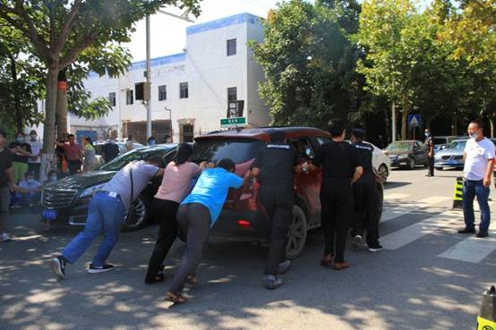 说明:E:\HYUNDAI (H)\2020\保卫处工作\迎新及开学典礼、消防演练\迎新6.jpg