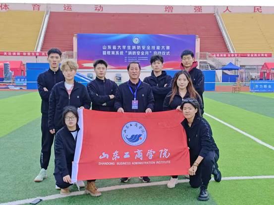 说明:D:\HYUNDAI (H)\2025\安全会议及检查\11.4-8消防安全技能大赛\赛事过程\相关照片\全体人员校旗合影2.jpg