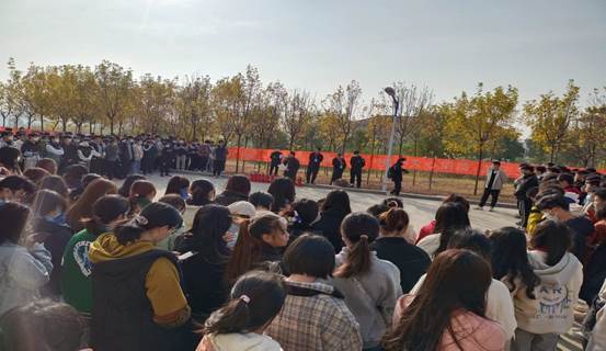 说明:E:\HYUNDAI (H)\2022\迎新及开学典礼、消防演练\119演练\学生演练照片\ffeb565a92c2508a3b5d2756fd2eb7f.jpg